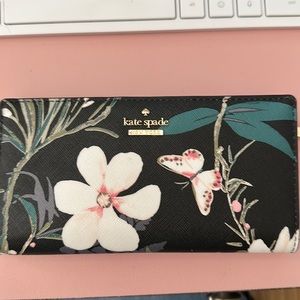 Perfect for spring! 🌸 Kate Spade wallet. Plenty of card slots, back zipper